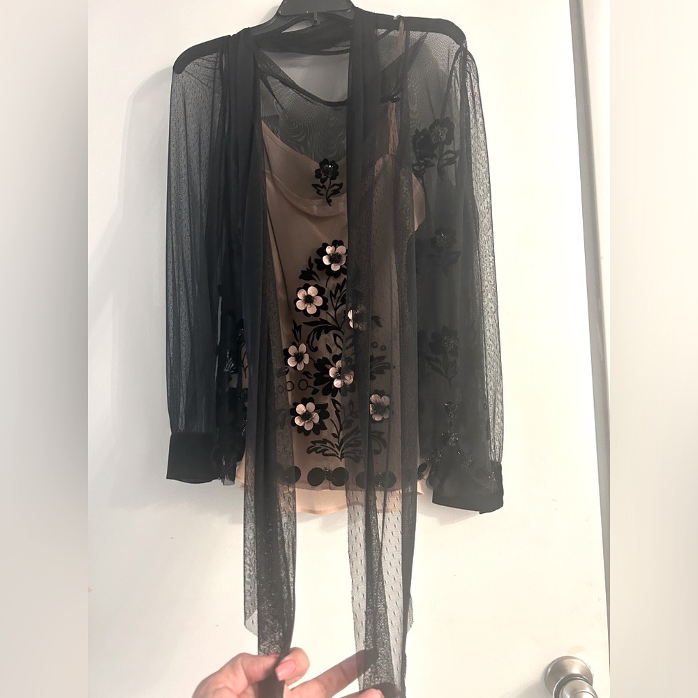 RED VALENTINO NEW!! Black Pink Floral
Embroidered Tulle Top With Camisole - Picture 6 of 7
